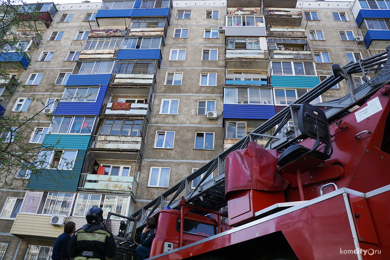 Комсомольчанин, решивший в пьяном виде перелезть с балкона в окно 9-го этажа, чудом не сорвался вниз