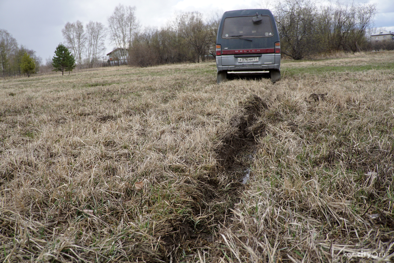 Водитель микроавтобуса, удиравший от ГИБДД, застрял в Яблоневом саду