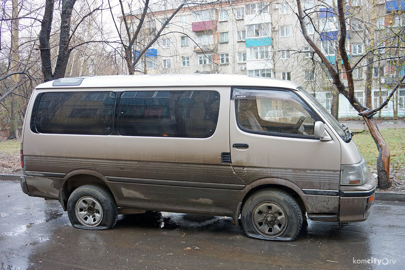 Колёса сразу у нескольких десятков автомобилей порезали неизвестные злоумышленники в ночь с 3 на 4 мая