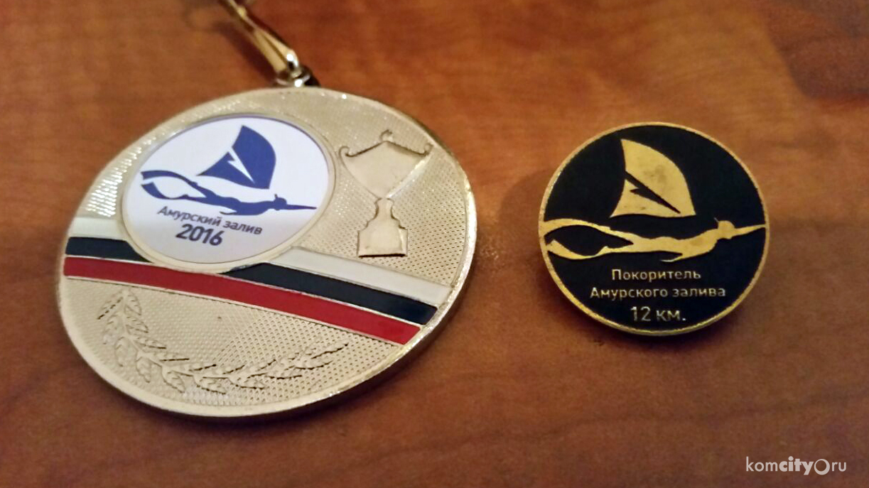 Комсомольские пловцы стали победителями марафонского заплыва на 12 километров во Владивостоке