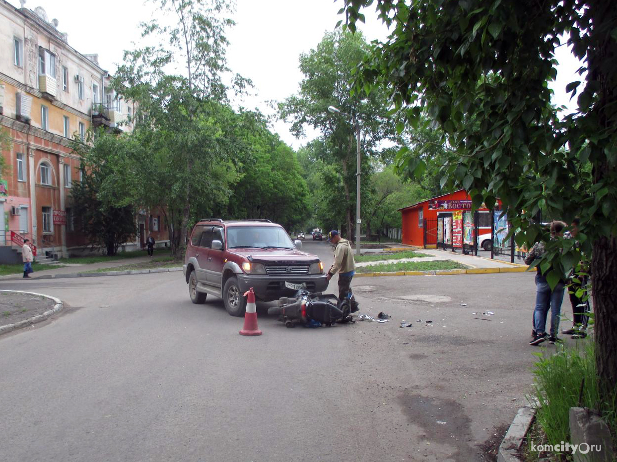 «Лэнд Крузер» протаранил мопед с двумя несовершеннолетними