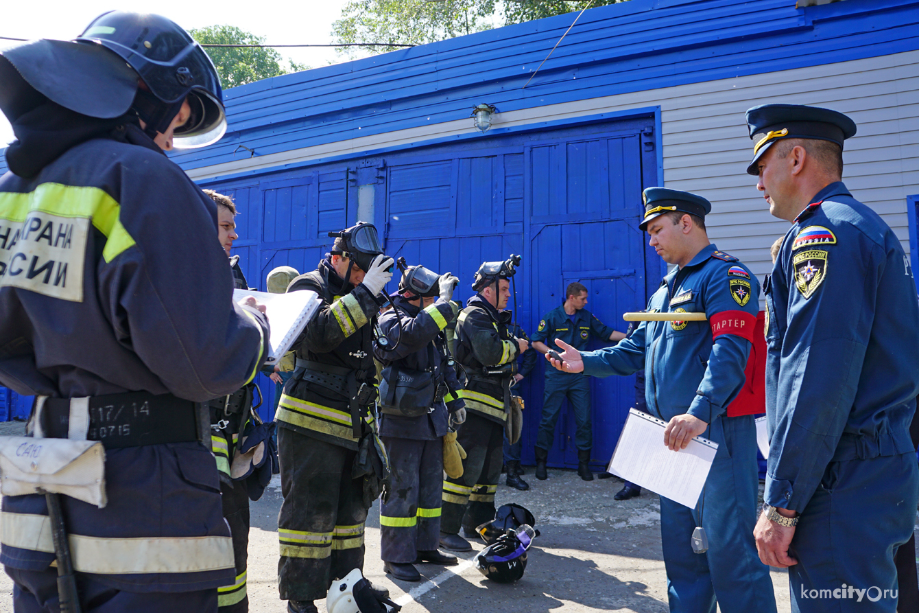 Участники пожарных соревнований эвакуировали пострадавших из задымлённой комнаты и из окна второго этажа (Видео)