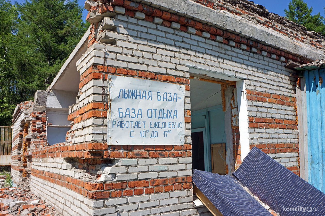 Лыжная база на Амурсталевской сопке, оставшись без хозяина, оказалась разграбленной