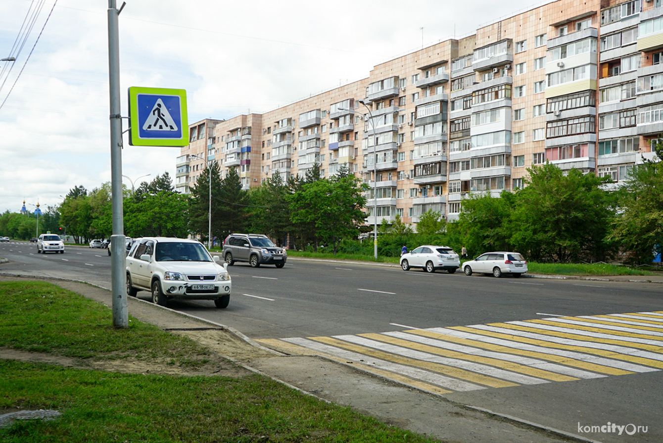 На проспекте Первостроителей по просьбе граждан перенесли пешеходный переход