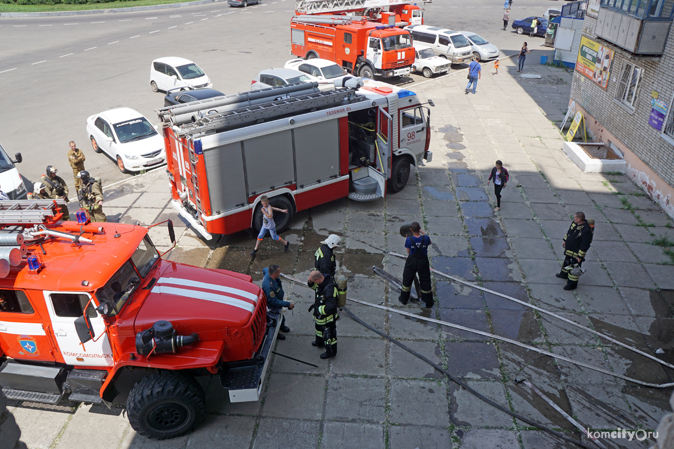 В Комсомольске-на-Амуре во время пожара полностью выгорела квартира в многоэтажке (Видео)