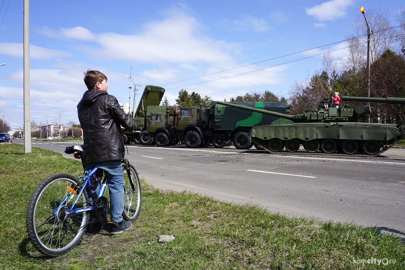 В рамках акции, посвящённой военной службе по контракту, комсомольчанам продемонстрируют военную технику и накормят солдатской кашей