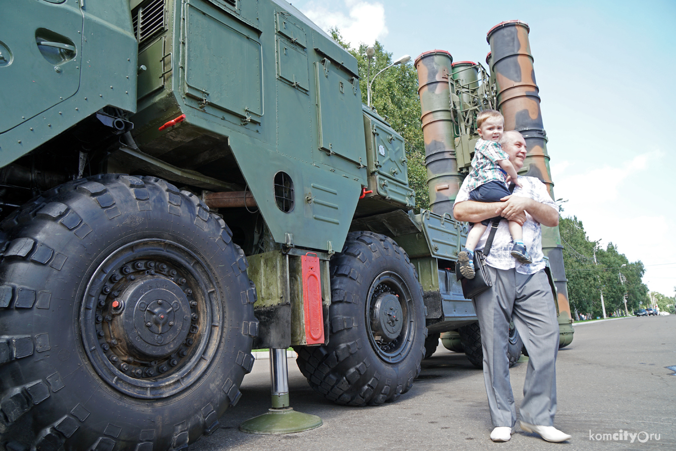 В рамках праздника на Набережной комсомольчане могли залезть на С-300 и послушать военный оркестр