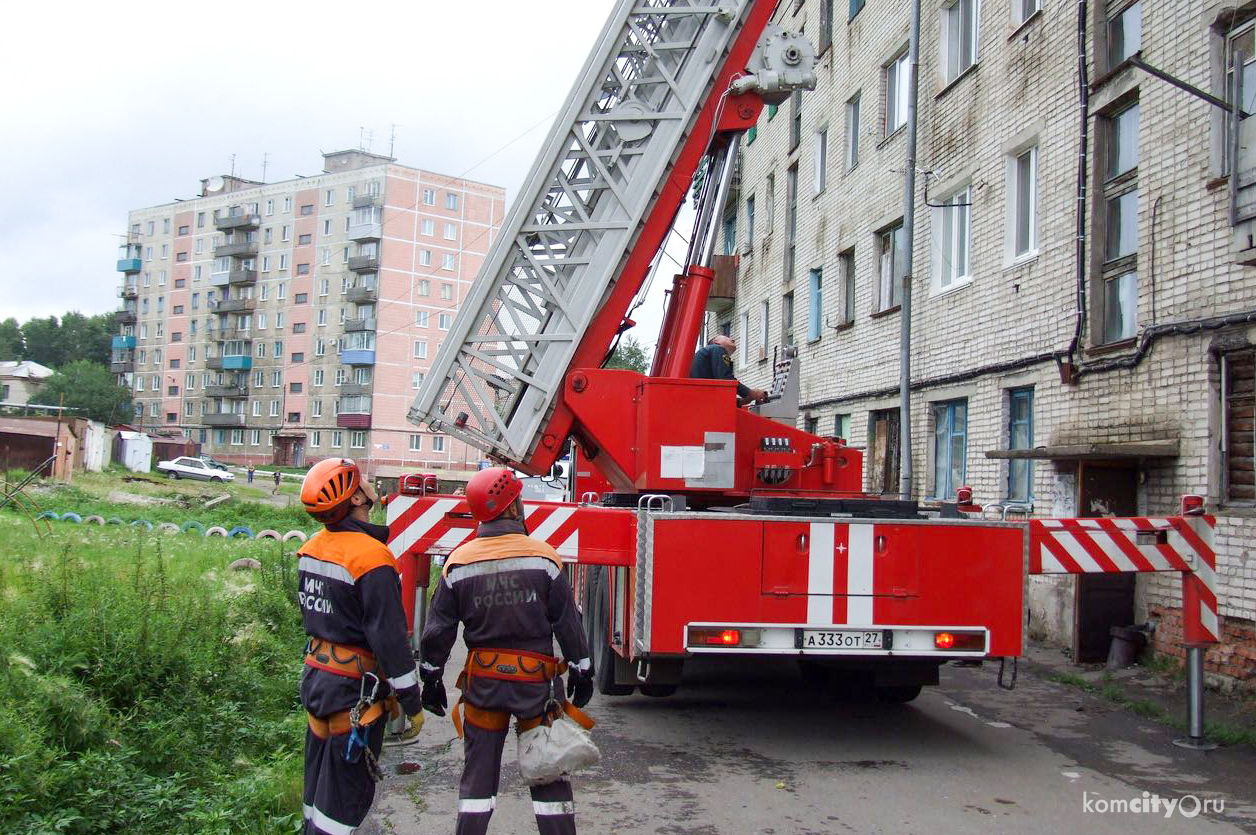 Покусанного осами мужчину пришлось снимать с крыши спасателям