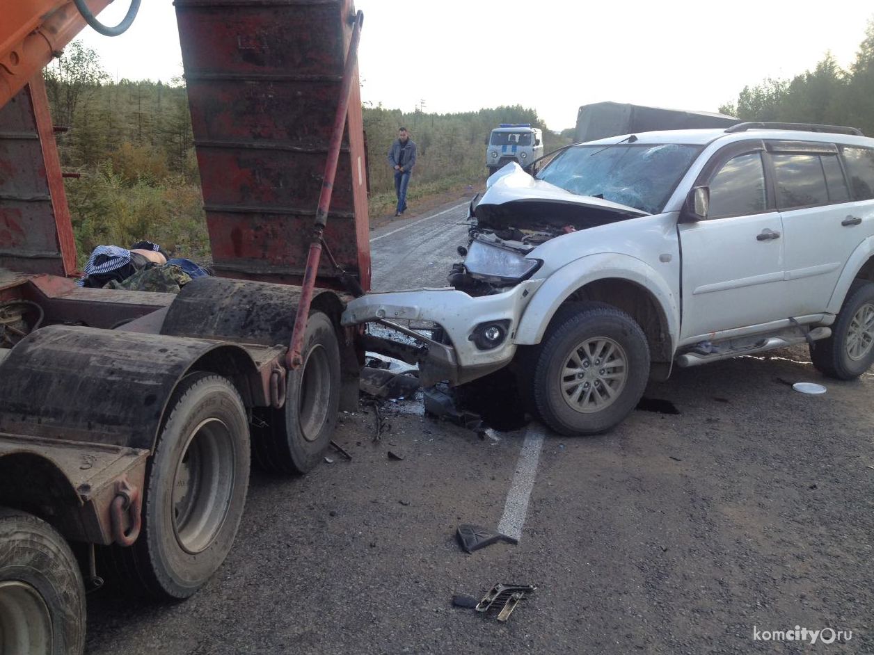 Два человека погибли на трассе Комсомольск — Хабаровск в результате столкновения внедорожника со стоящим на дороге тягачом