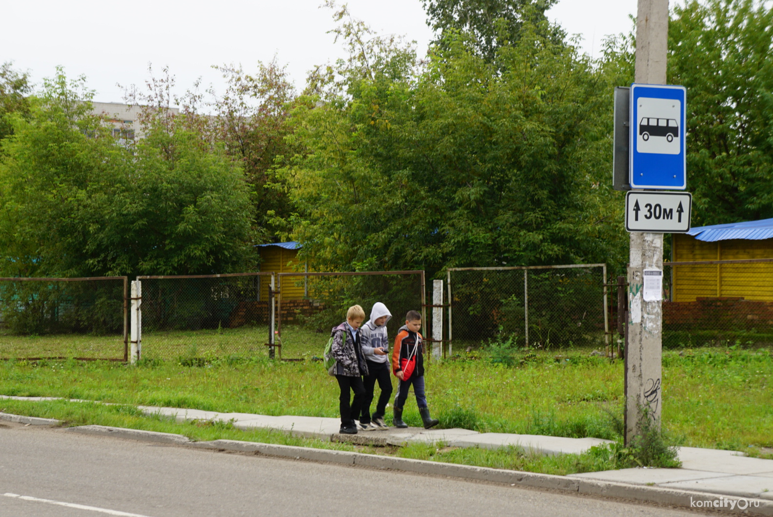 Перелом бедра получила пенсионерка, которую зажало дверью отъезжающего от остановки автобуса