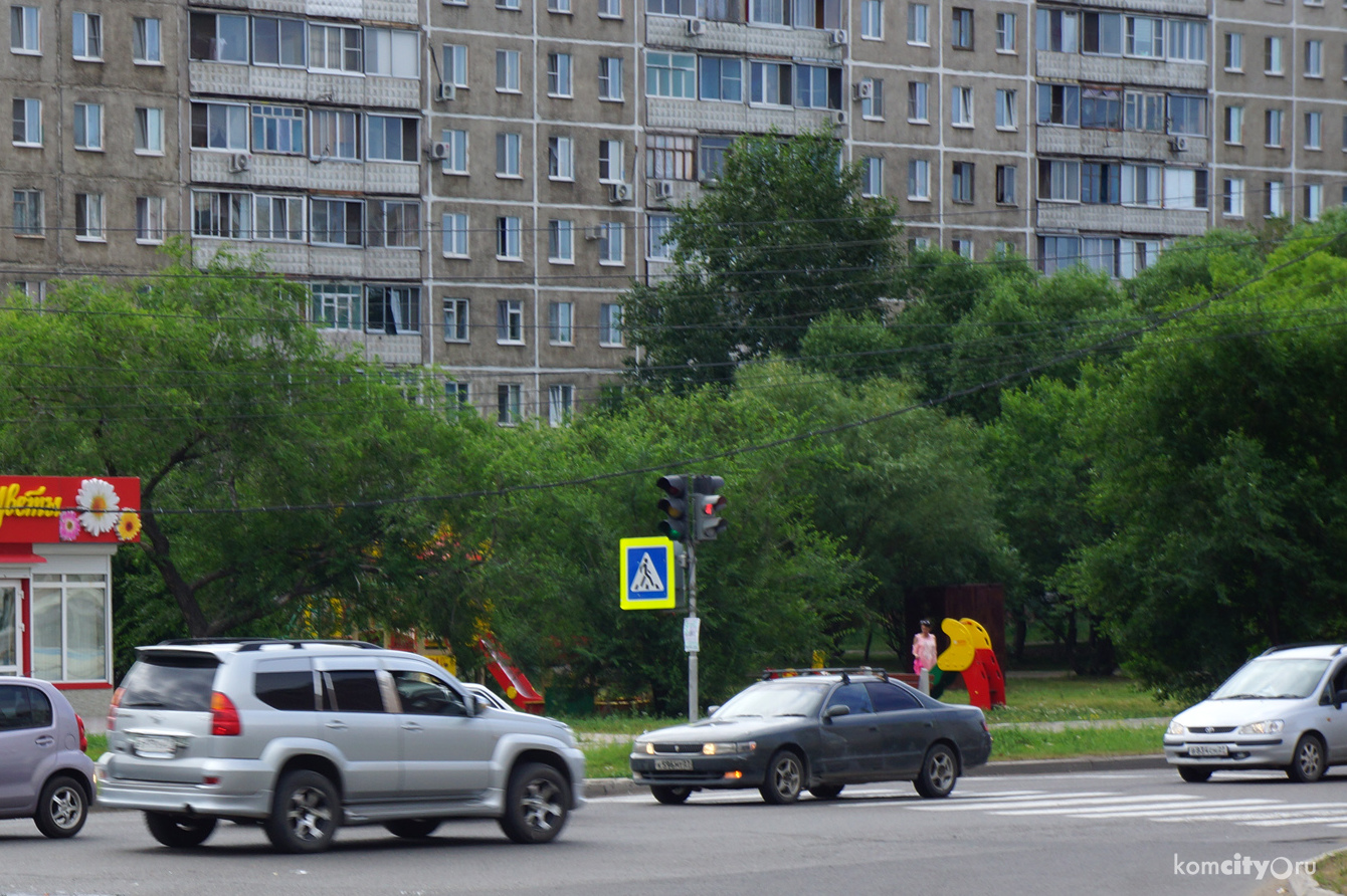 На улице Дикопольцева под колёса попал перебегавший дорогу в неположенном месте подросток