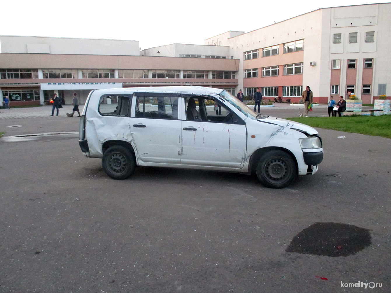 На Дзержинского вылетел на тротуар и опрокинулся «Пробокс»