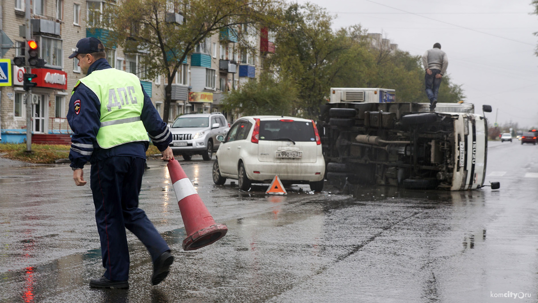 На перекрёстке Интернационального и Аллеи Труда легковушка протаранила и перевернула грузовичок