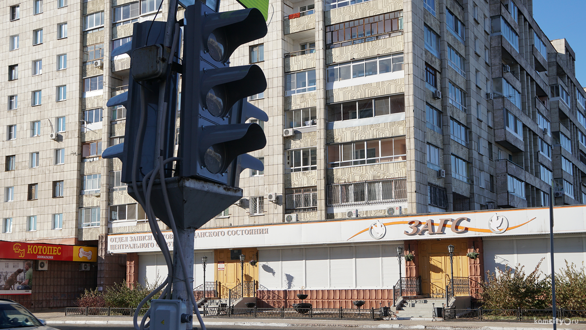 До 4 ноября светофор на перекрёстке Первостроителей — Комсомольская заработает с отдельной фазой для пешеходов