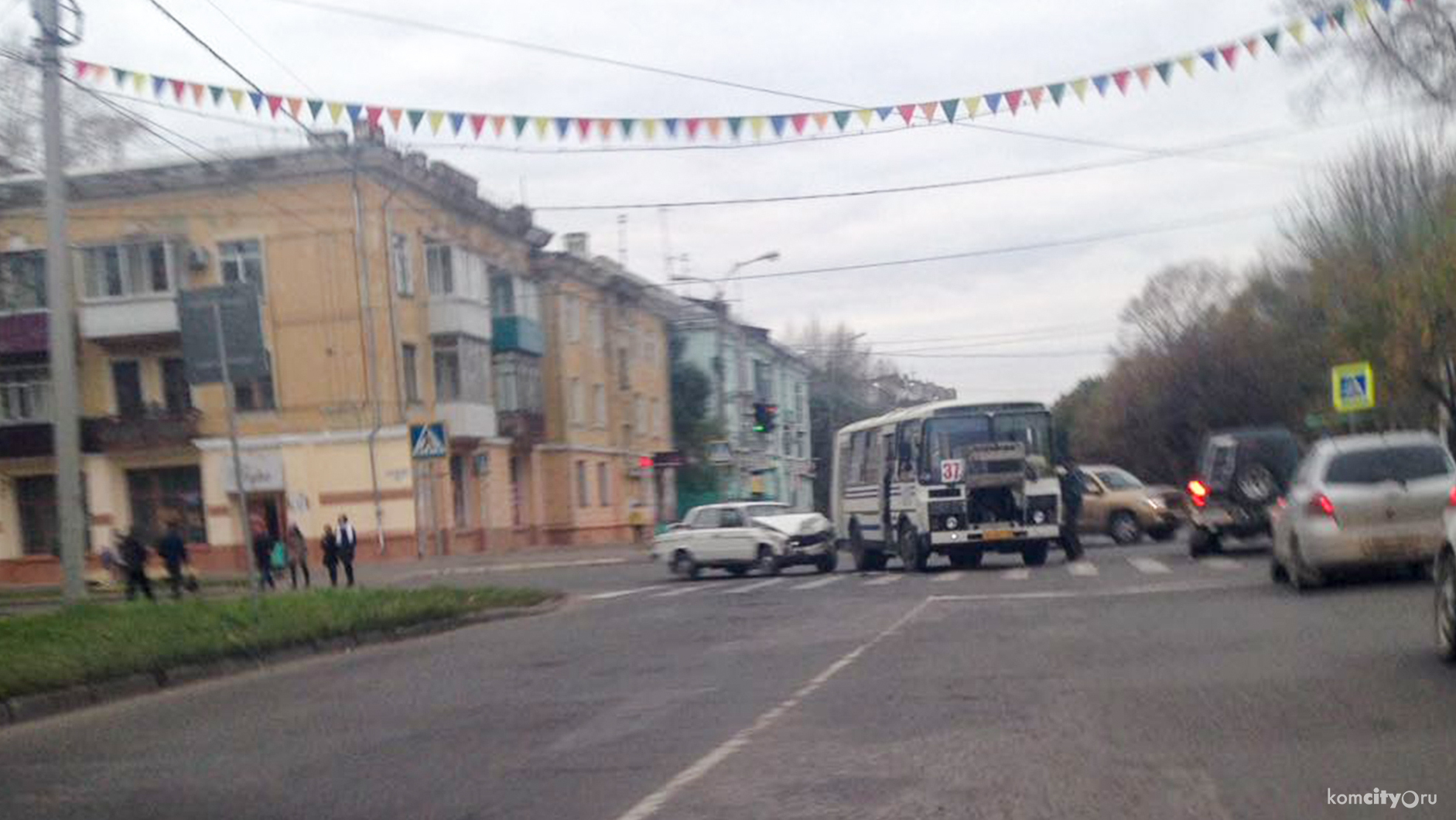 Пожилые водитель и пассажир подмятого под автобус Жигулёнка получили травмы