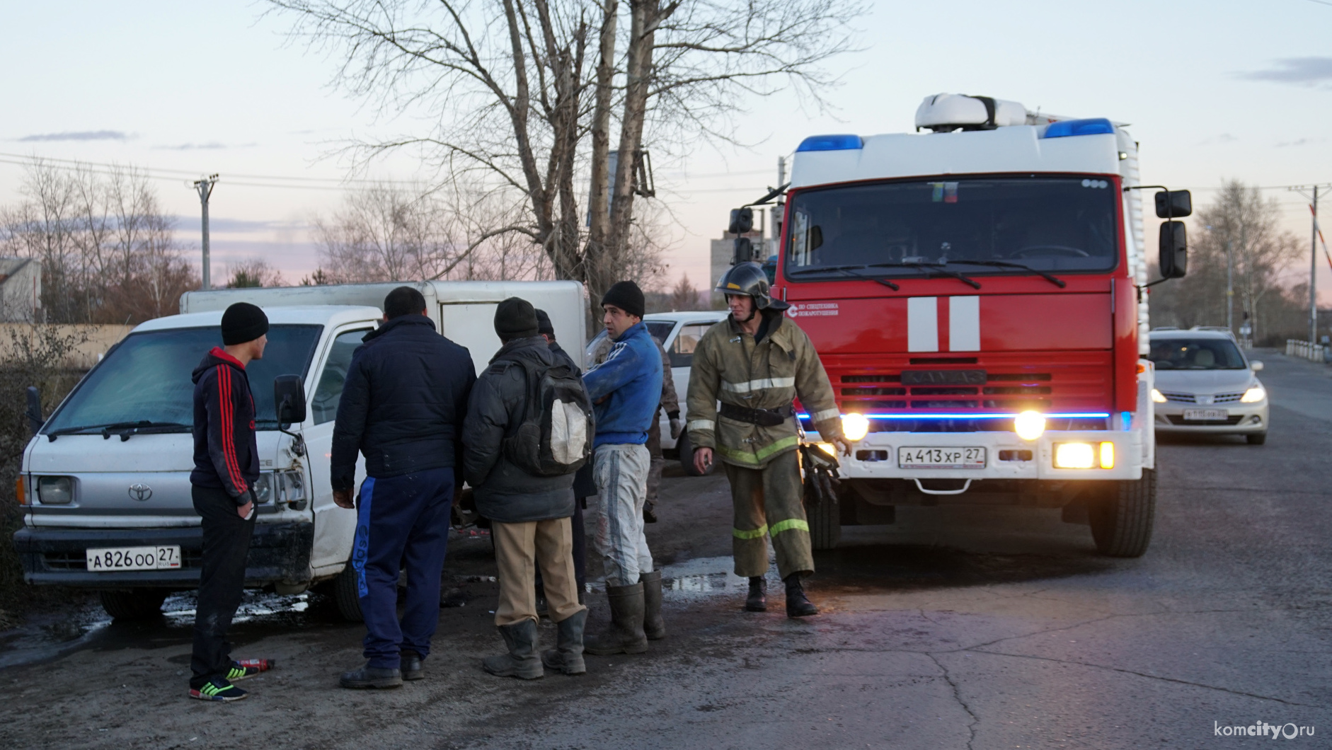 На Северном шоссе пожарные потушили загоревшийся на ходу грузовичок