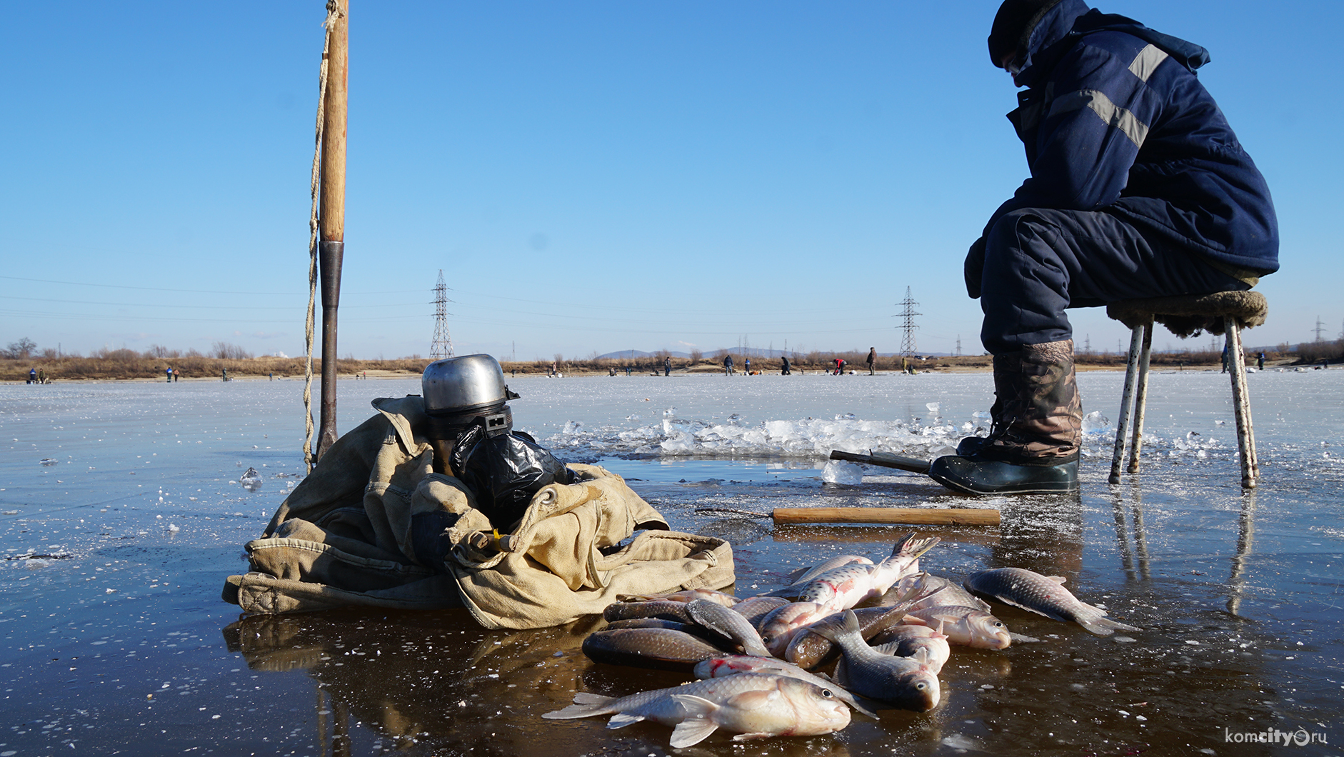 Любители рыбалки, рискуя жизнью, вышли на лёд