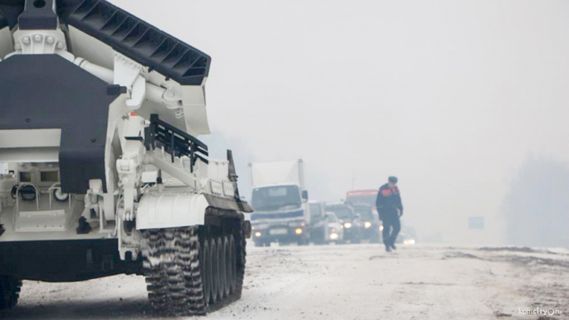 Пробку на заснеженной трассе Комсомольск — Хабаровск растаскивали танком