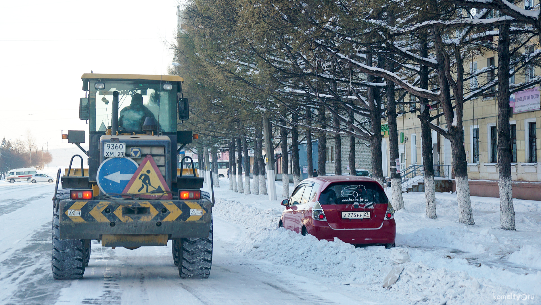 В процессе снегоуборки на центральных улицах многие автомобили попали в ловушку