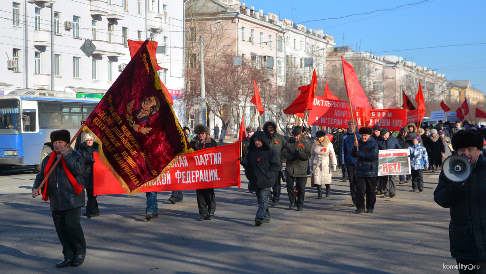 Шествие и митинг устроят сегодня комсомольские коммунисты в честь годовщины Октябрьской революции