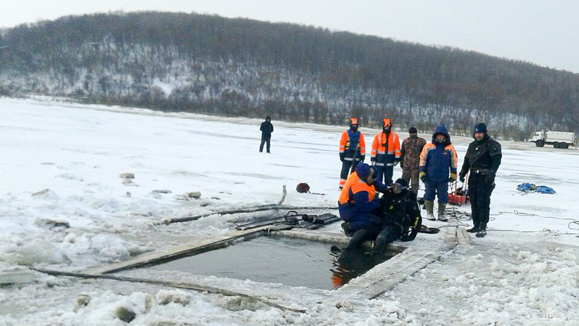 Двое жителей посёлка Эльбан утонули, провалившись в машине под лёд