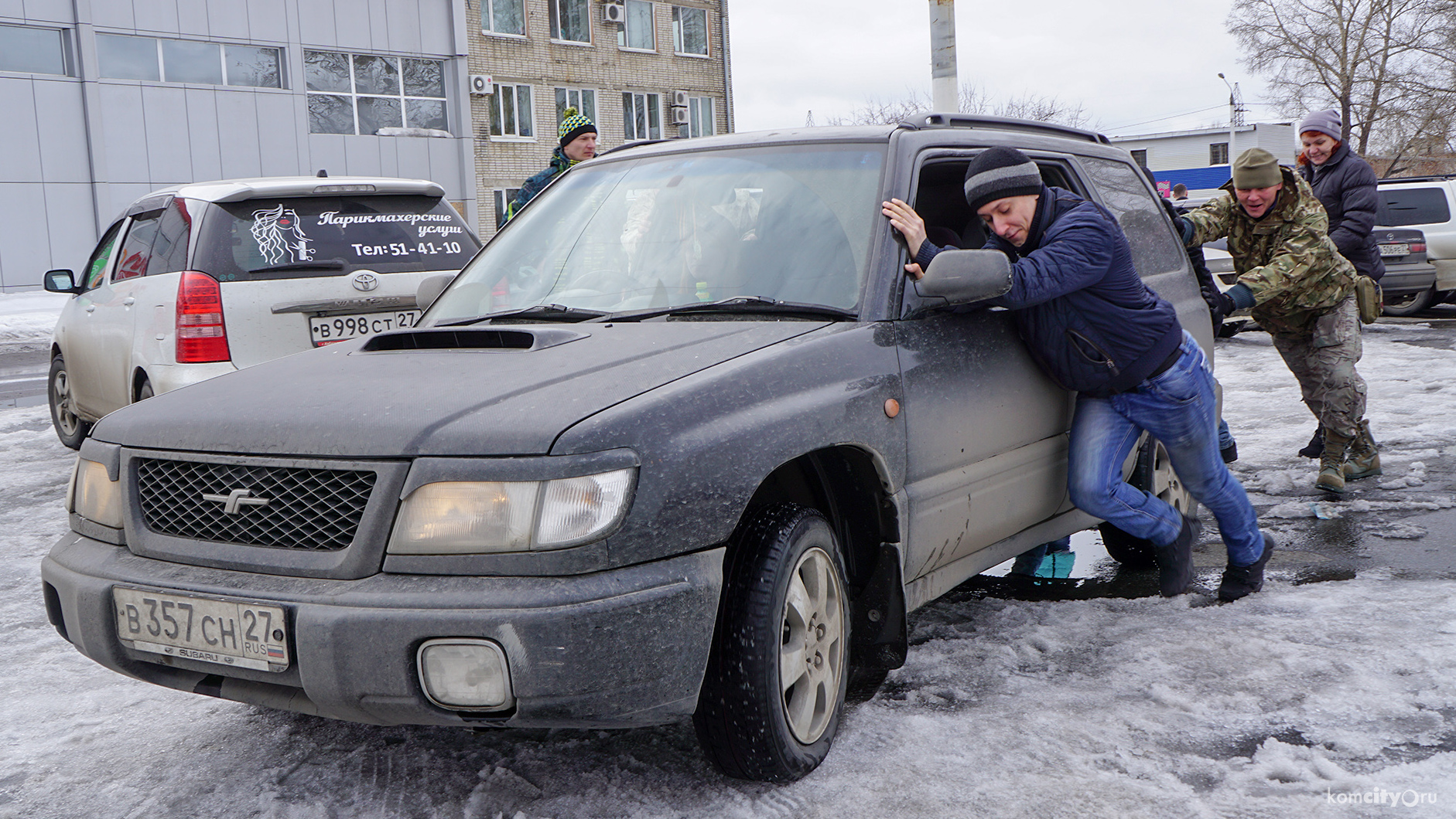 Участники мастер-класса по автобезопасности меняли колёса и вручную перетаскивали машины (Видео)