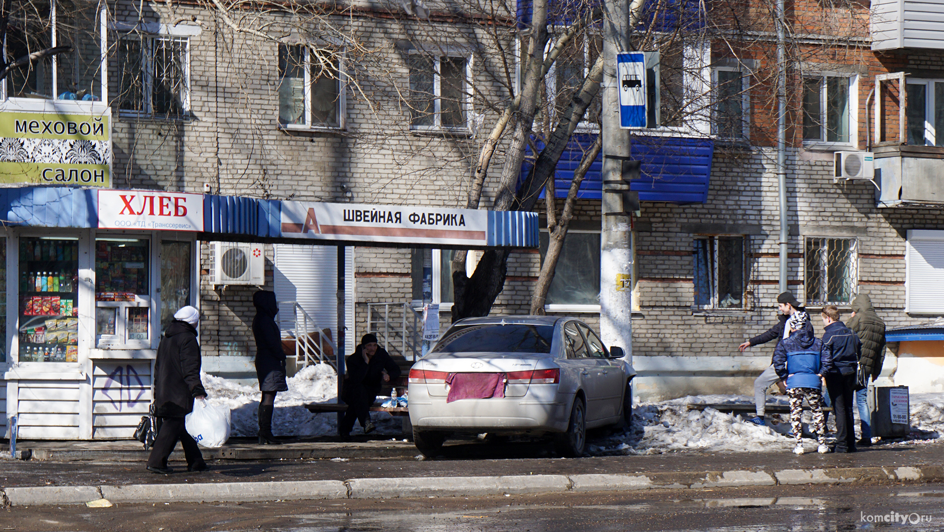 На проспекте Ленина иномарка вылетела со встречки на автобусную остановку и врезалась в столб