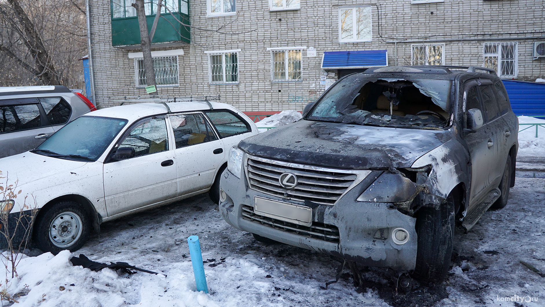 Во дворе на улице Котовского сгорел Лексус