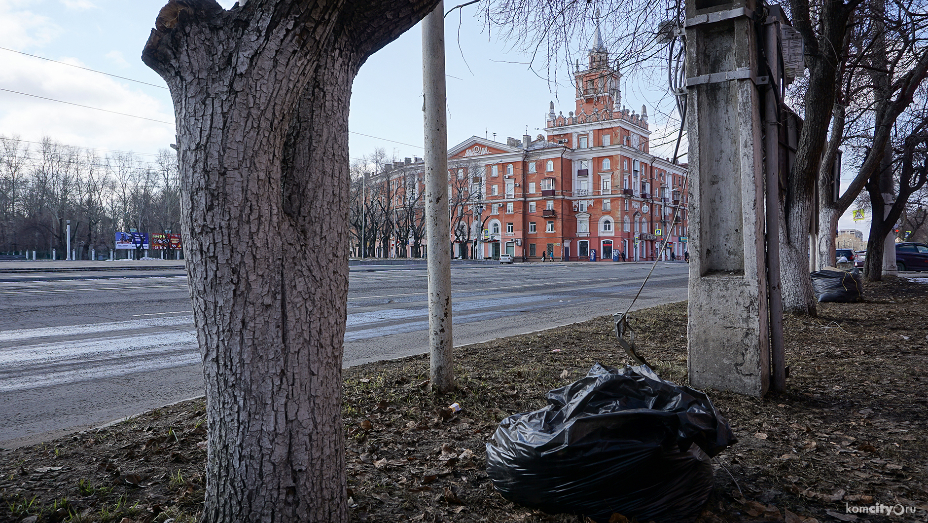Коммунальщики приступили к уборке города от мусора после зимы