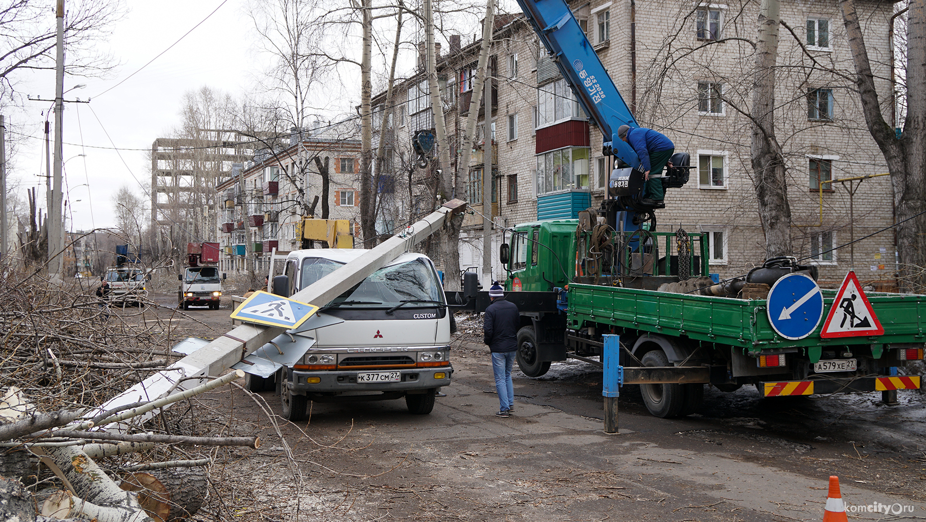 Месть электроопоры: На Севастопольской столб упал на микрогрузовик