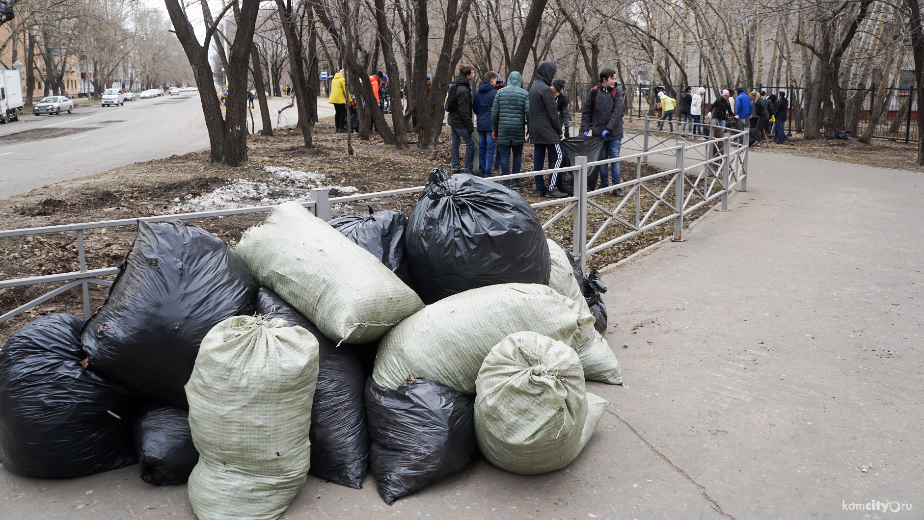 Мешки с мусором будут вывозить с улиц Комсомольска в течение нескольких дней