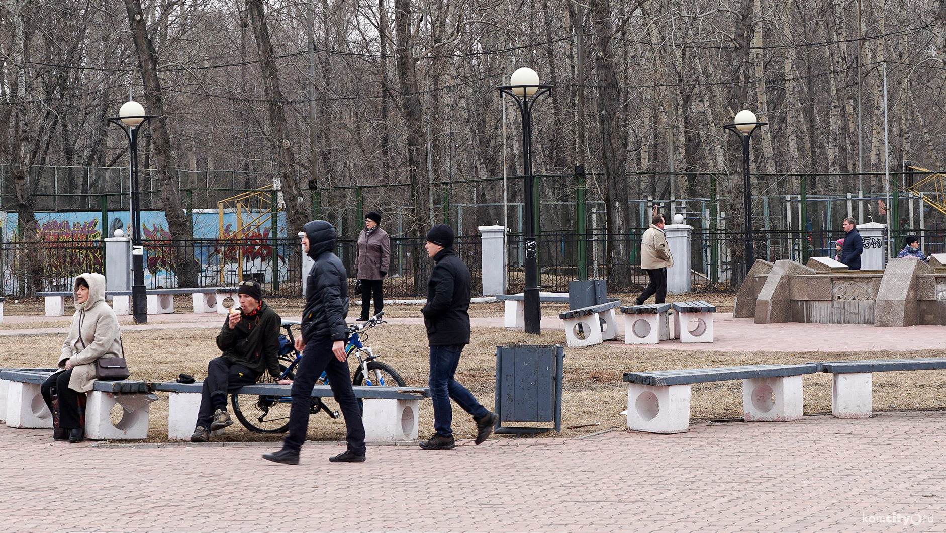 Скамейки и урны с площади Юности переедут в парк Железнодорожников