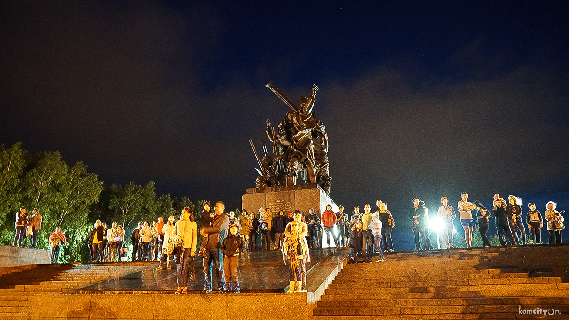 Комсомольск на амуре последние новости. Комсомольск на Амуре люди. Комсомольск на Амуре народы. Комсомольск на Амуре с днем рождения город. С днем города Комсомольск на Амуре.