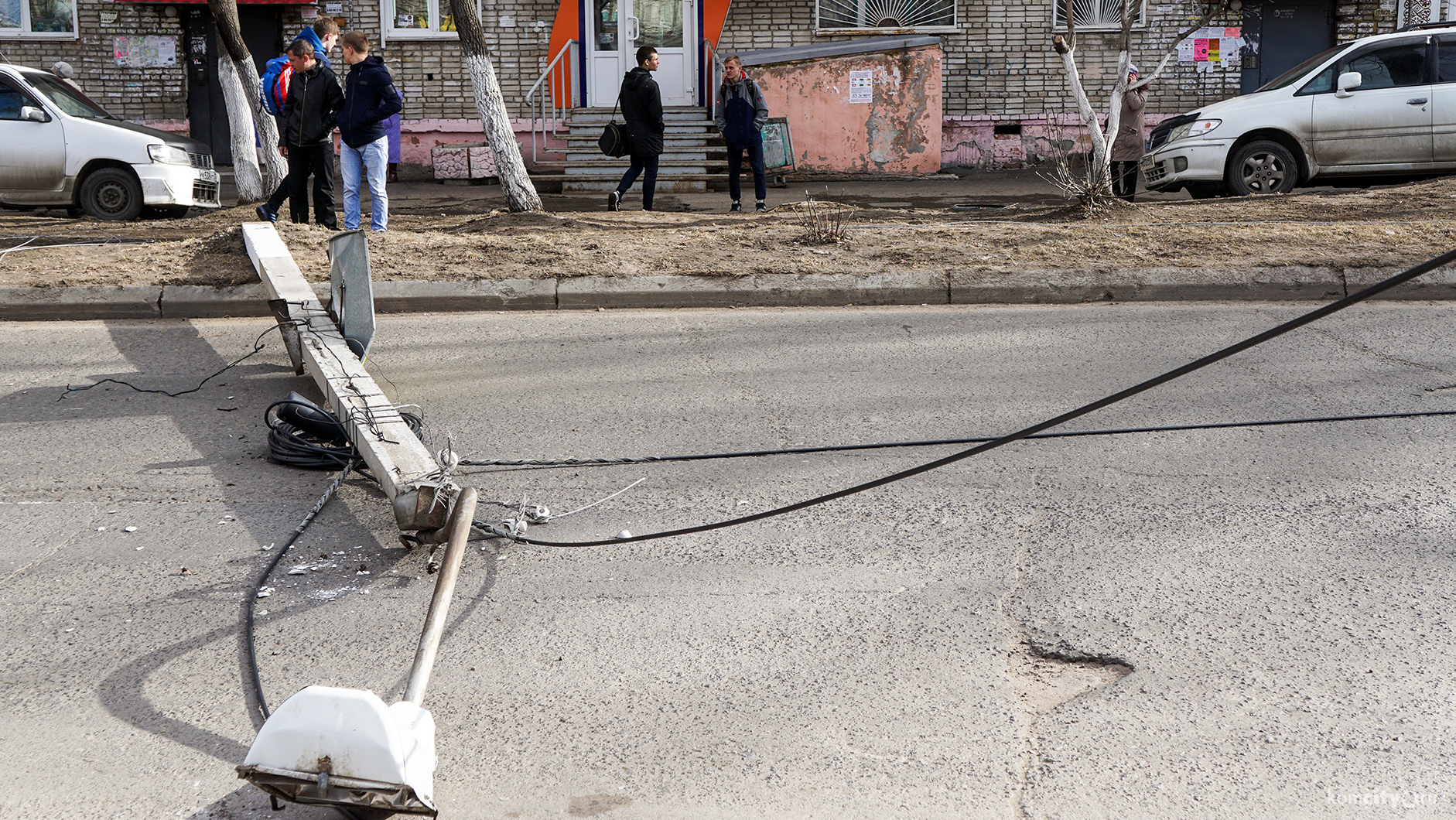 Движение по Орехова полностью блокировано упавшей бетонной электроопорой