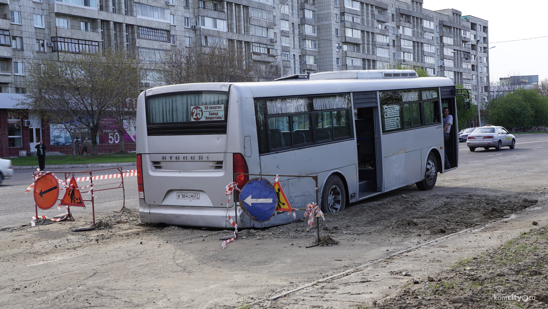 На Первостроителей автобус провалился в огороженную ремонтниками яму