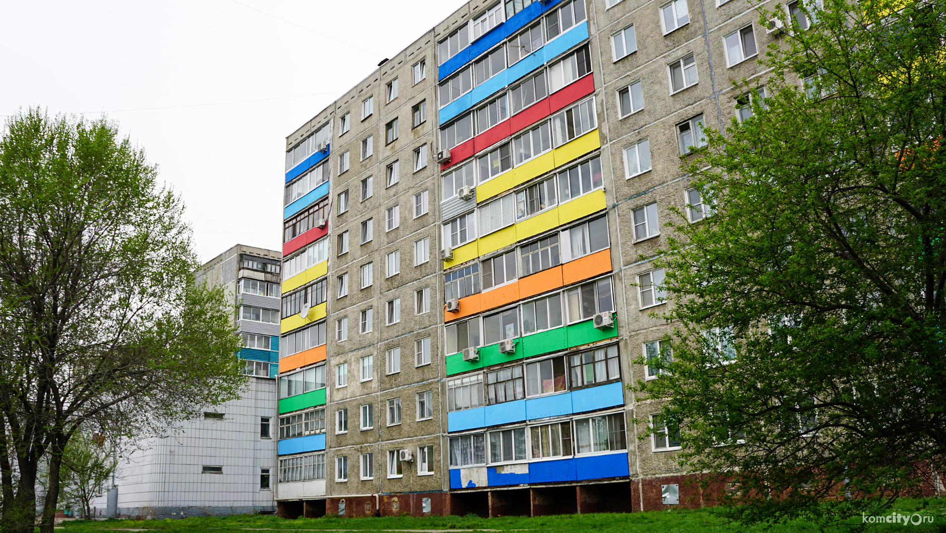 Многоэтажкам добавляют ярких цветов в преддверии юбилея города