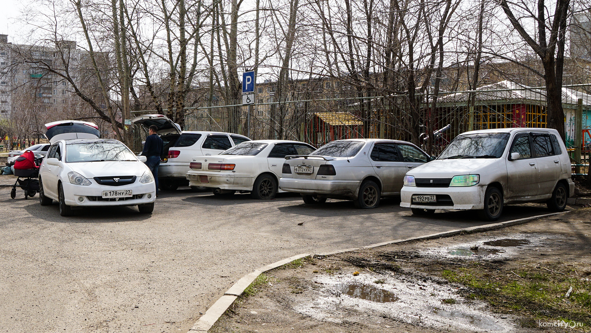 На улице Дикопольцева неизвестные порезали колёса припаркованным во дворе машинам