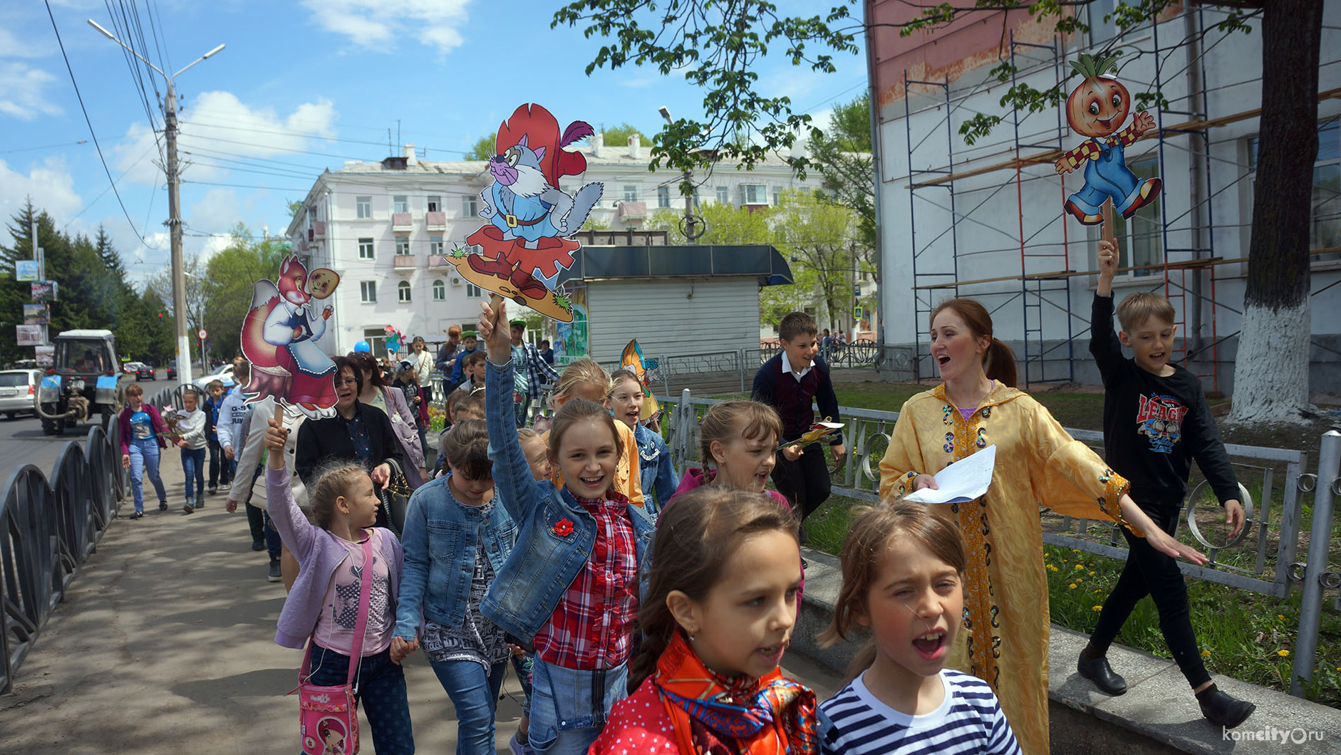 В рамках «Библиошествия» школьники пронесли по городу изображения мультипликационных героев