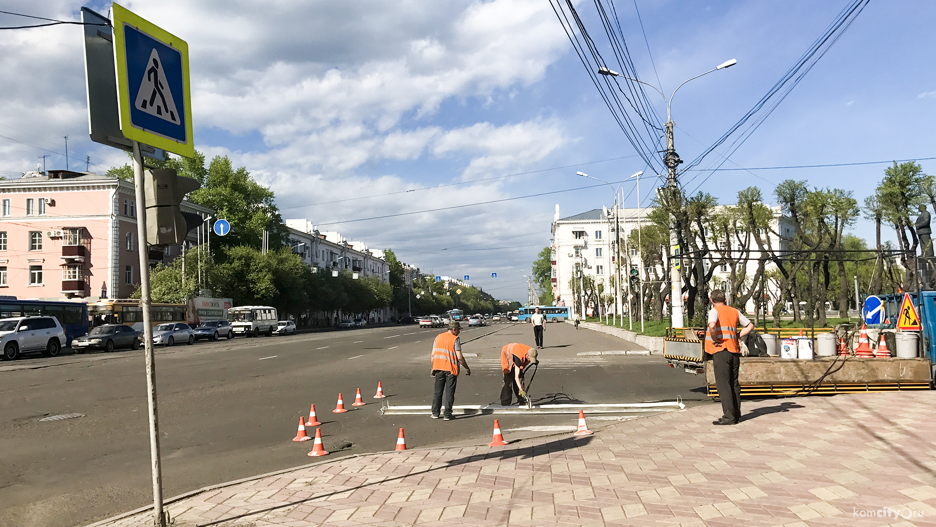 Наносим разметку и «срезаем» асфальт? Чрезмерно расторопный подрядчик будет повторно «рисовать зебру» на улице Лазо