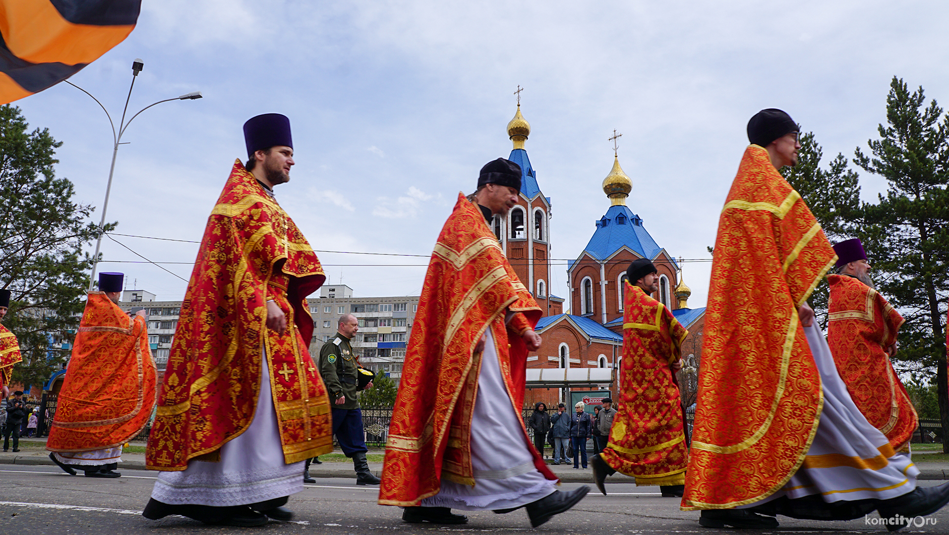 Крестный ход в память погибших на войне прошёл по проспекту Первостроителей (Видео)