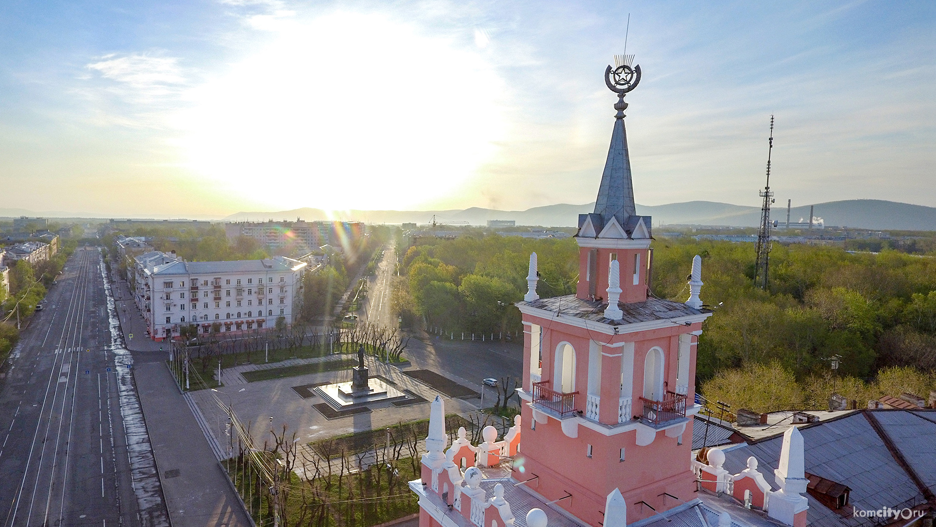 Про комсомольск на амуре. Комсомольск на Амуре. Город Комсомольск на Амуре. Комсомольск на Амуре центр города. Шпиль Комсомольск на Амуре.