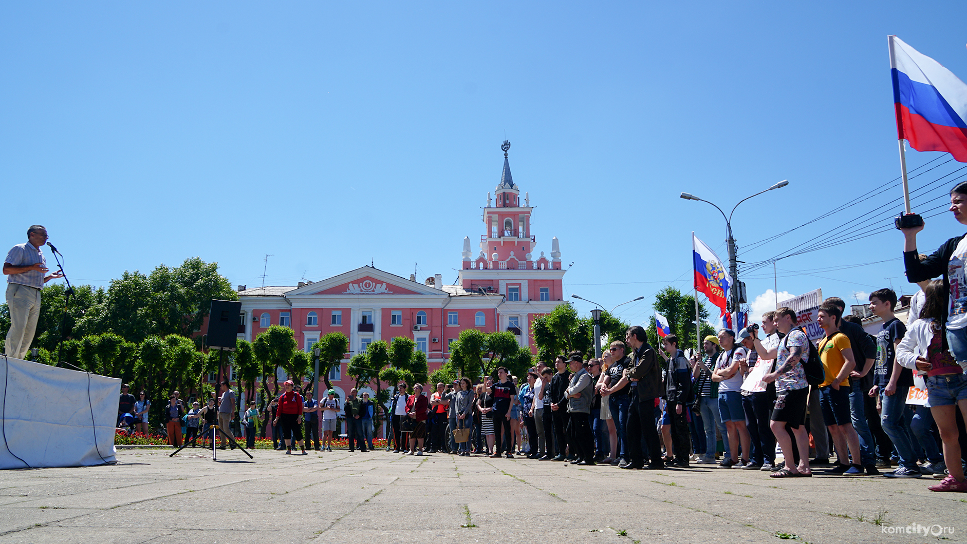 Митинг против коррупции проводят на площади Ленина сторонники Навального