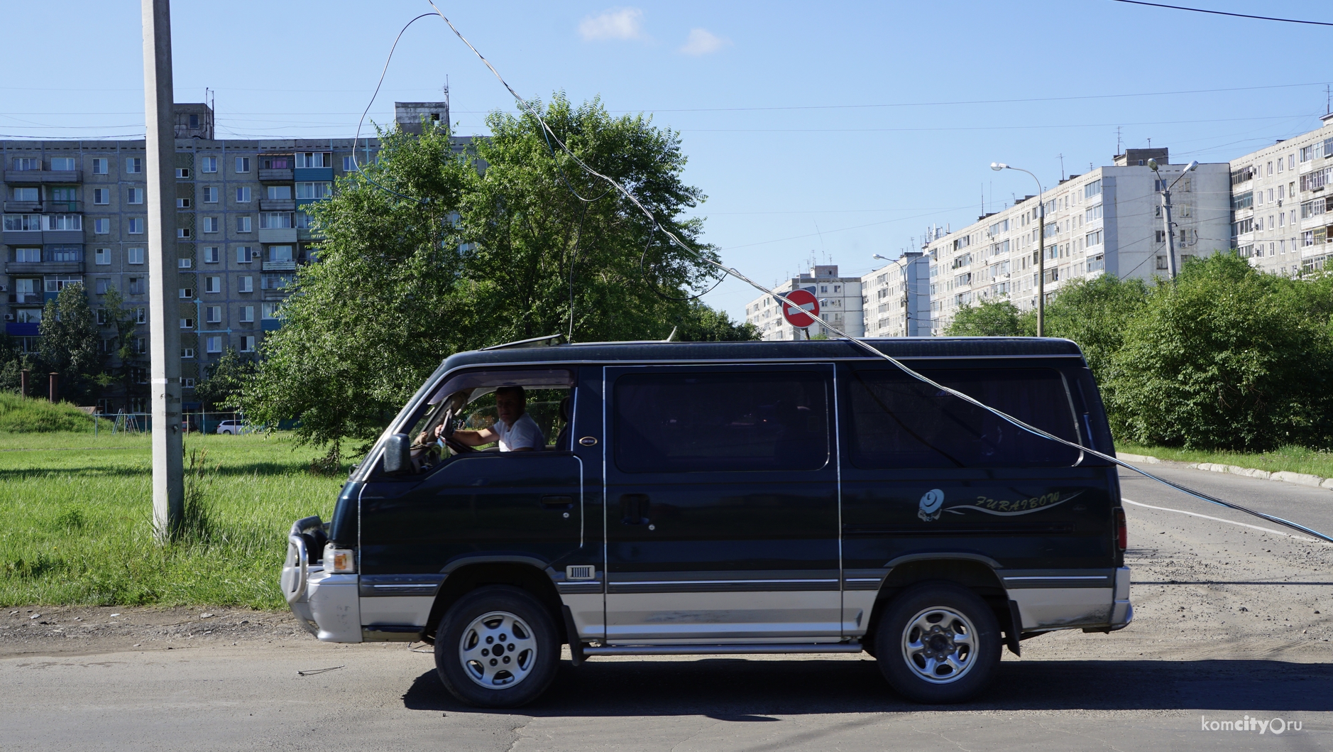 На перекрёстке Магистрального шоссе и улицы Гамарника провисли провода