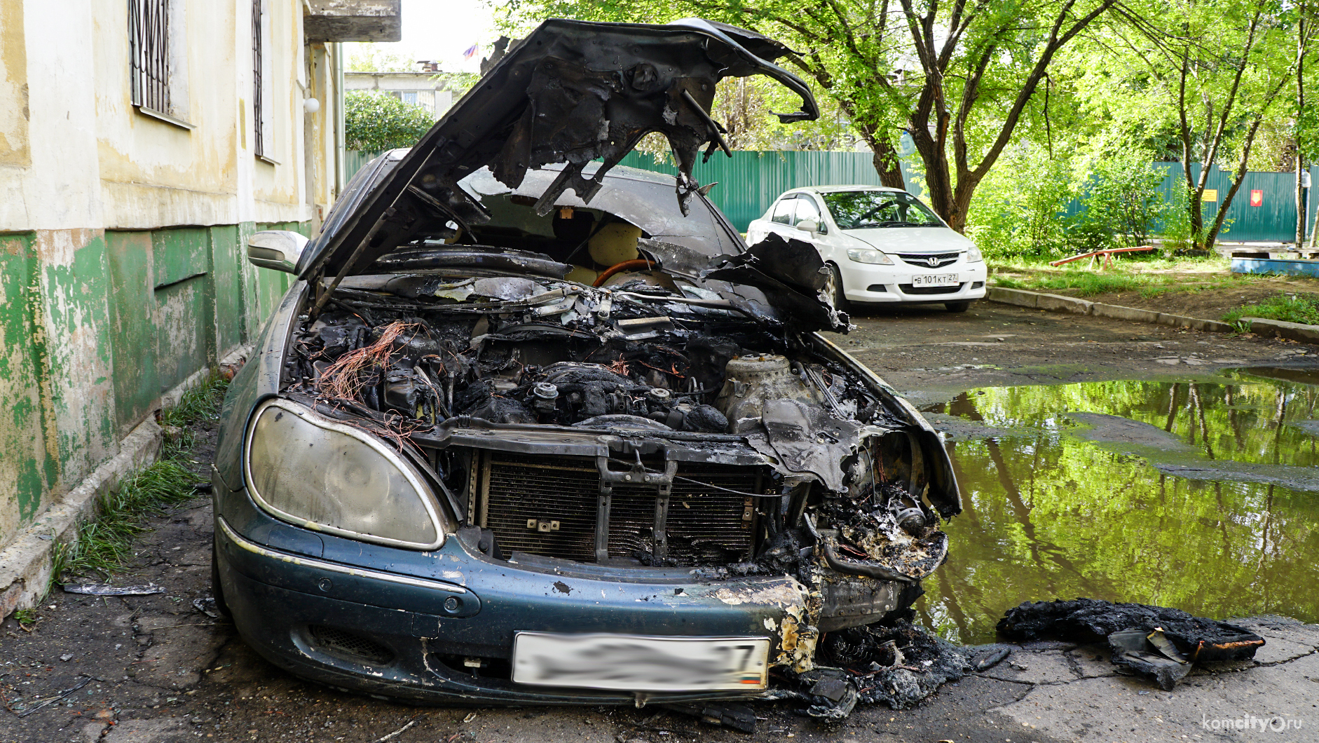 На Красногвардейской сгорел припаркованный во дворе Мерседес