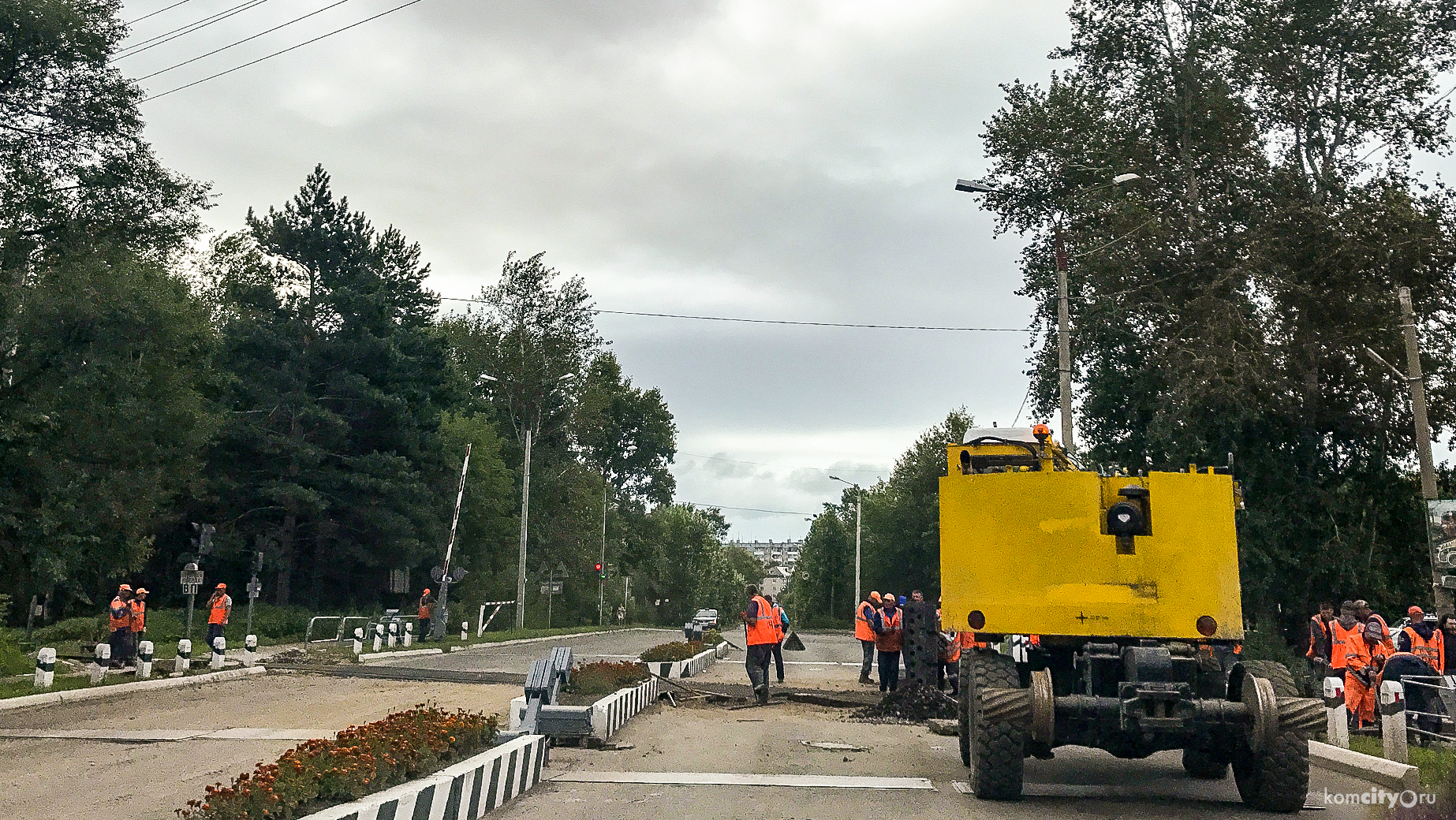 Железнодорожный переезд на Севастопольской на ночь внезапно закрыли для ремонтных работ