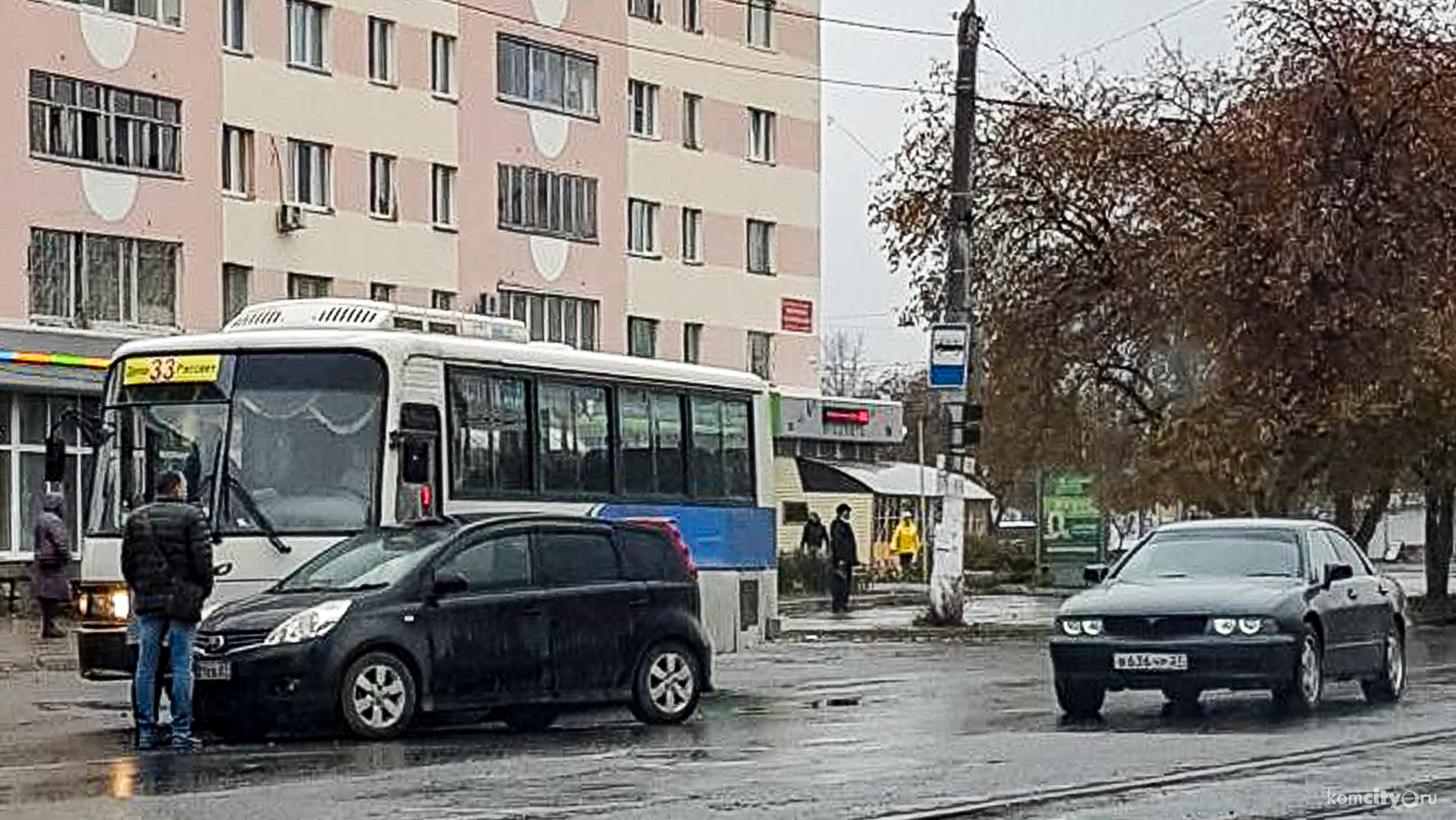 Из-за столкновения автобуса и легковушки упали и получили травмы две пассажирки