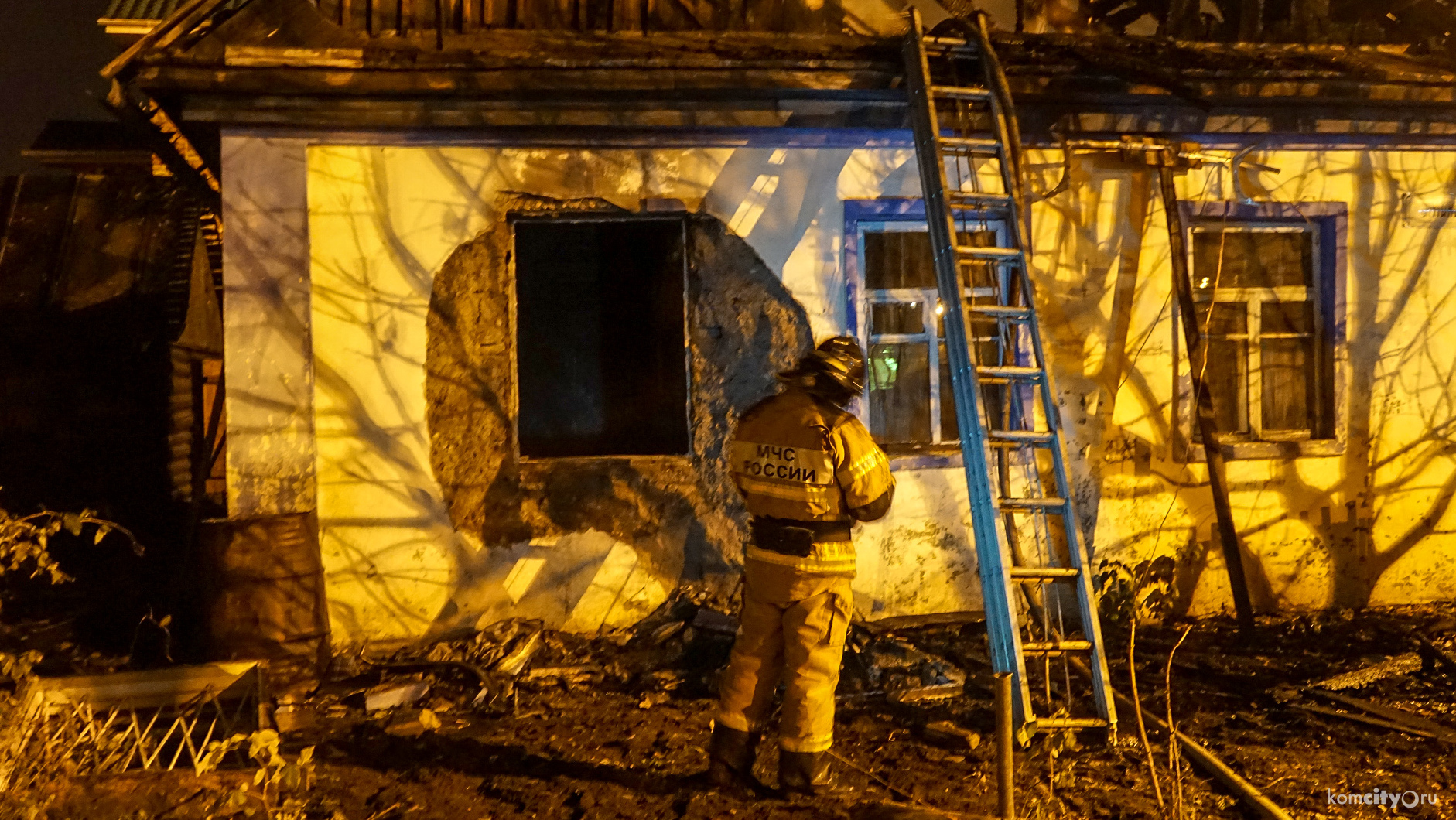 В результате пожара в частном доме на Московском пострадала пожилая женщина