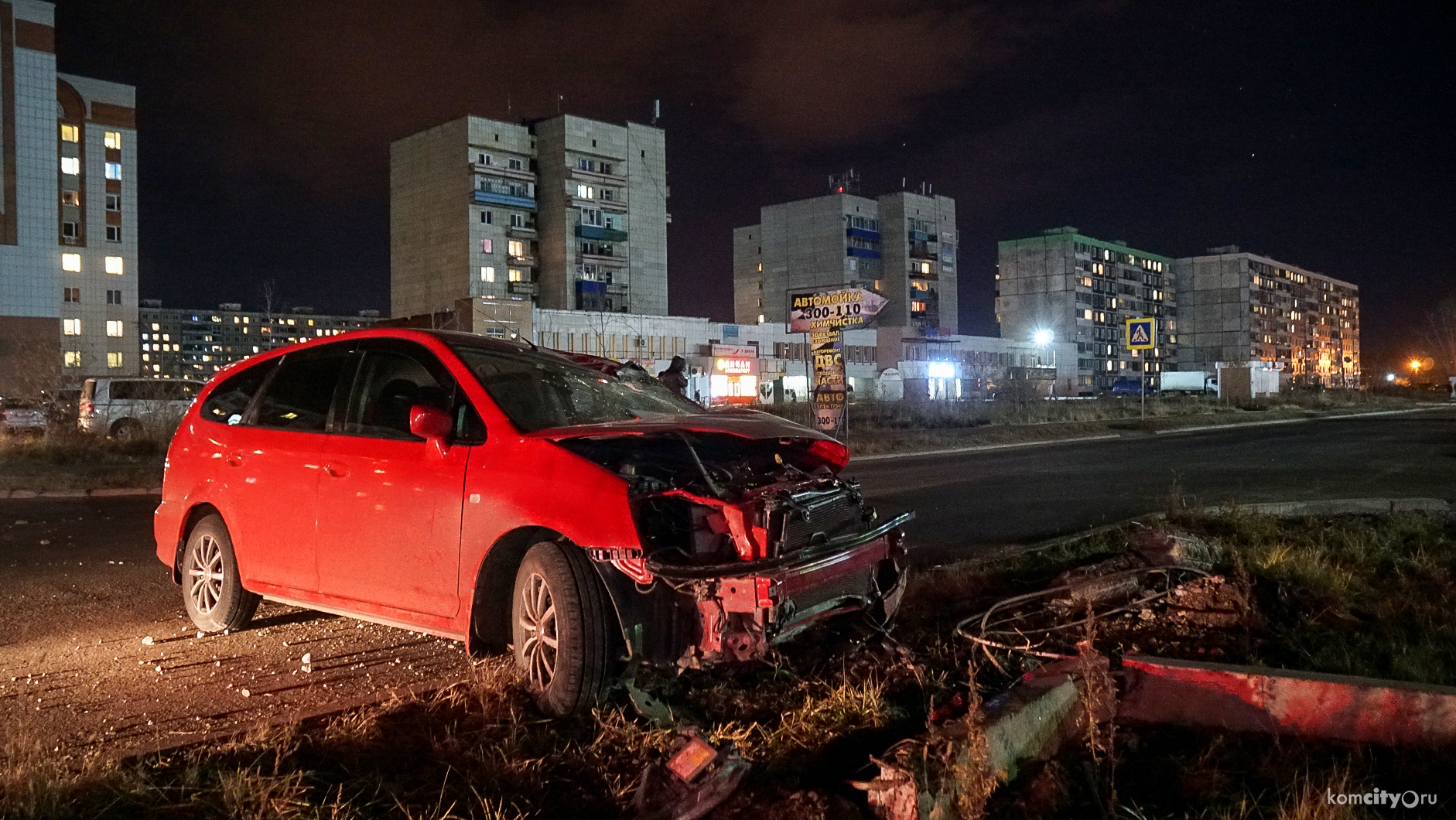 На «новом Ленина» Хонда снесла столб, водитель пострадал