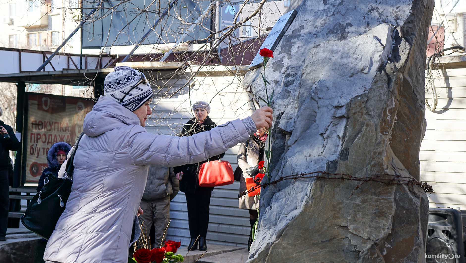 У памятного камня на Нарсуде вспомнили жертв политических репрессий