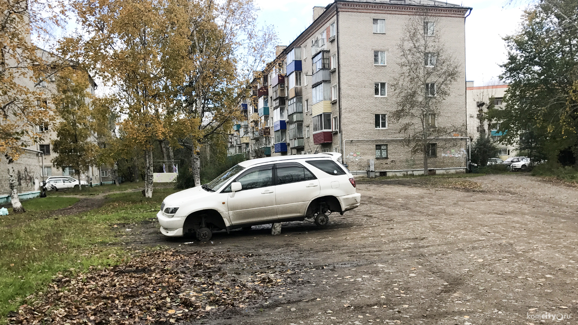 Очередной жертвой похитителей колёс стала «Тойота Хариэр»